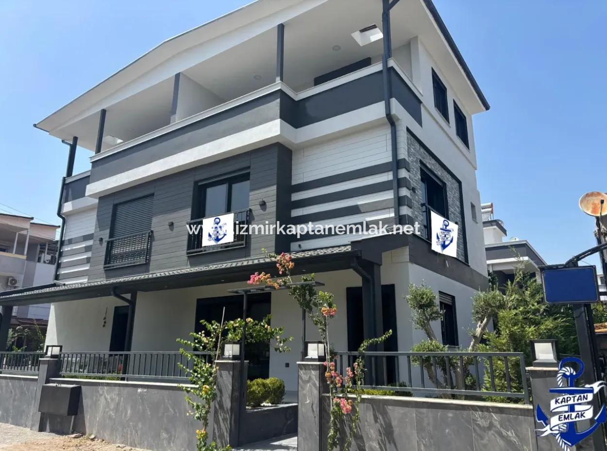İzmir Seferihisar Payamlıda Denize 450 Metre Lüks Yazlık Villa