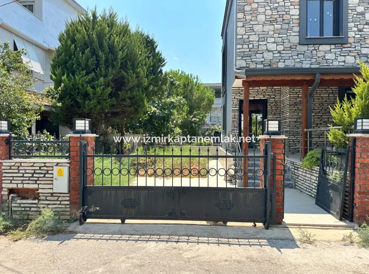 Doğanbey Merkezde Otoparklı Bahçeli Satılık 3+1 Villa
