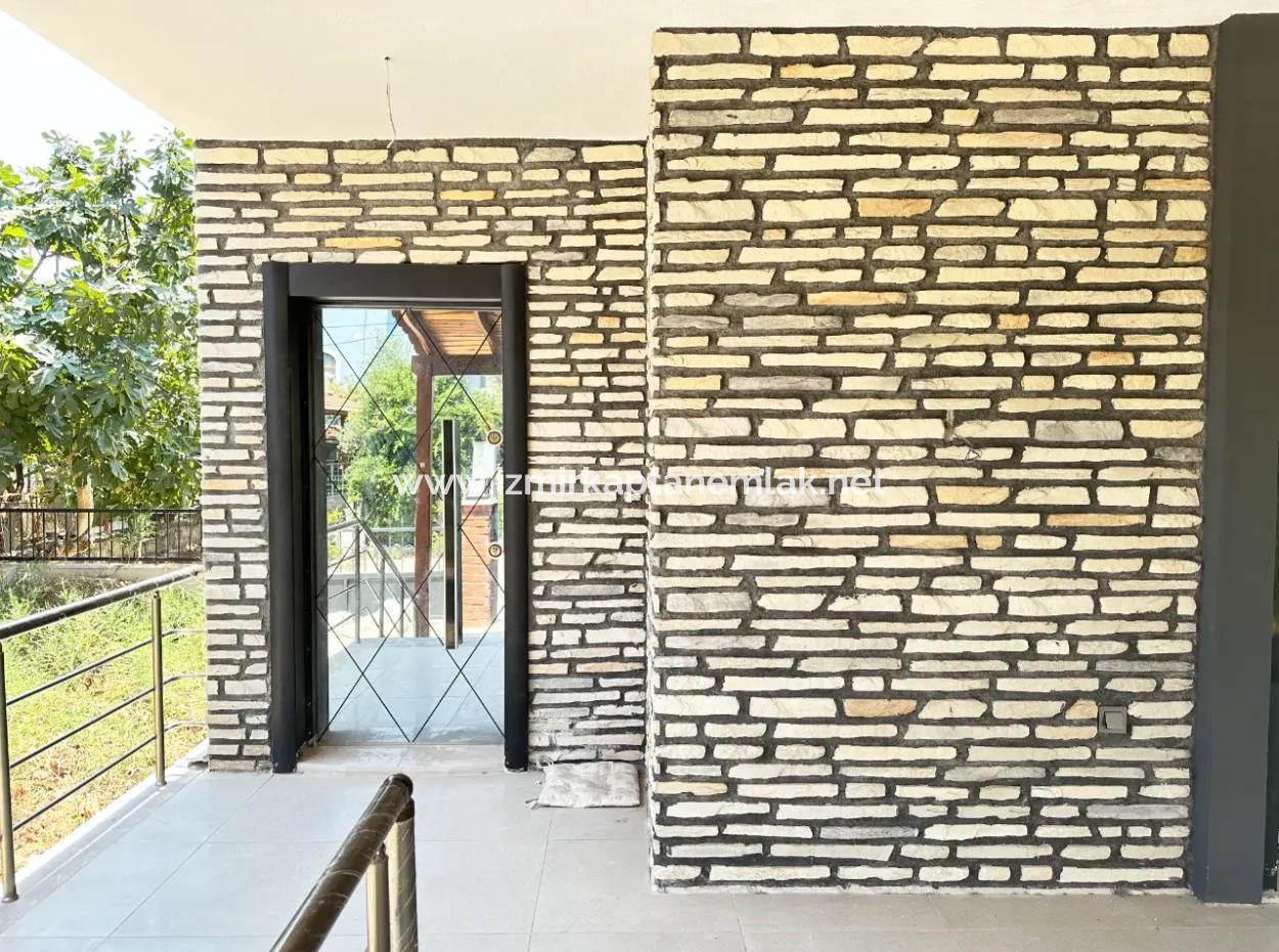 Doğanbey Merkezde Otoparklı Bahçeli Satılık 3+1 Villa