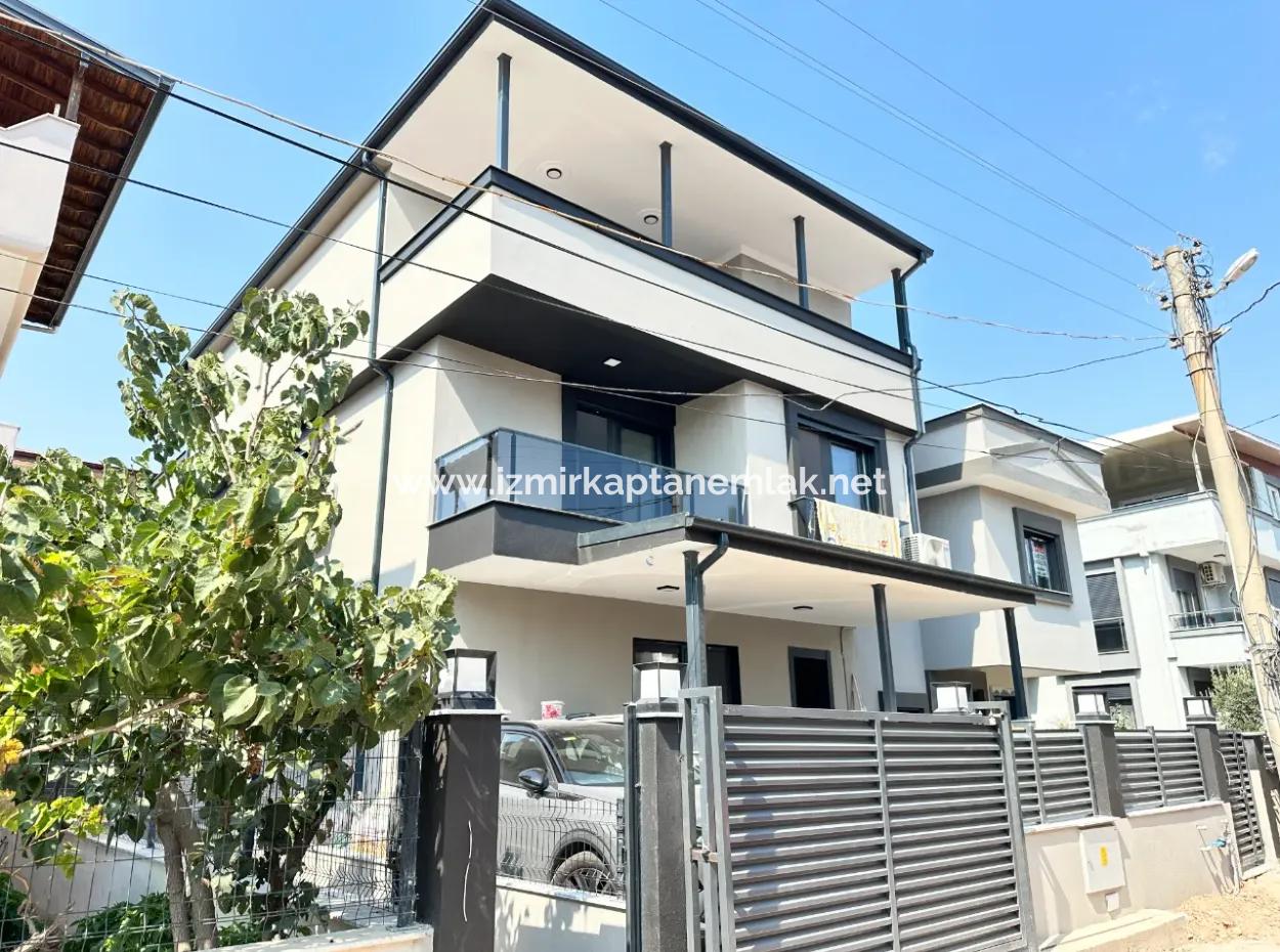 Doğanbeyin Merkezinde Geniş Sıfır Satılık 5+1 Villa