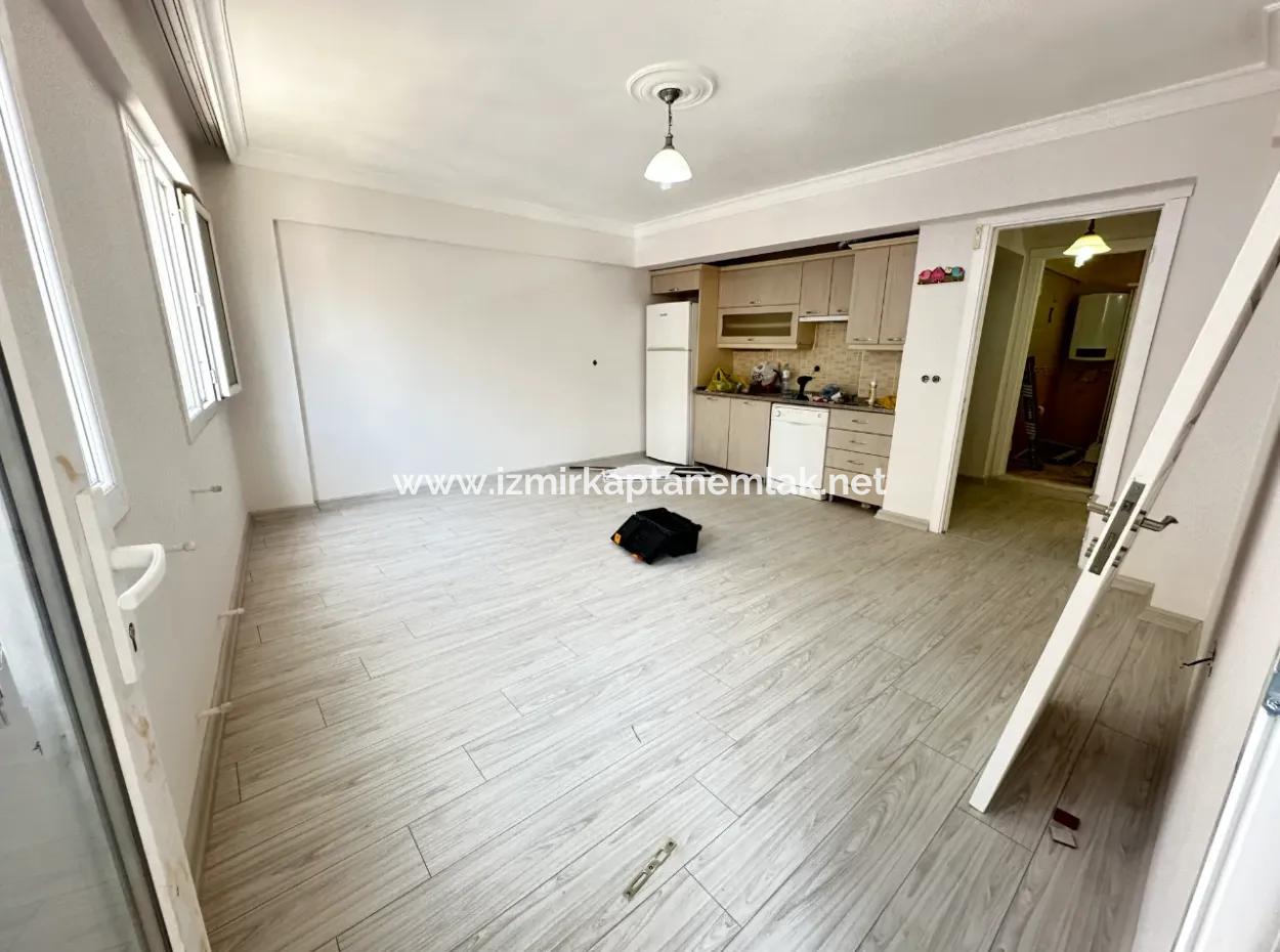 Ürkmez Merkez De Masrafsız Plaja 150M Satılık 2+1 Daire