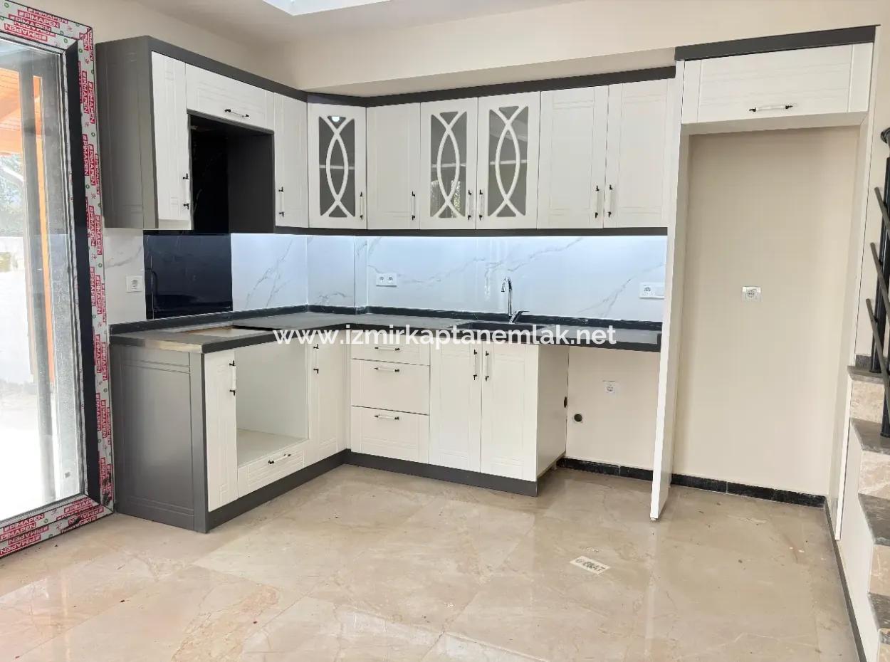 Doğanbey De Geniş Yapılı Bahçeli 3+1 Satılık Villa