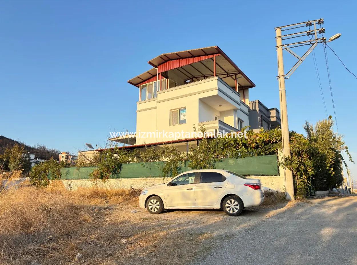 Doğanbey De Müstakil Otoparklı Bahçeli 4+1 Satılık Tripleks