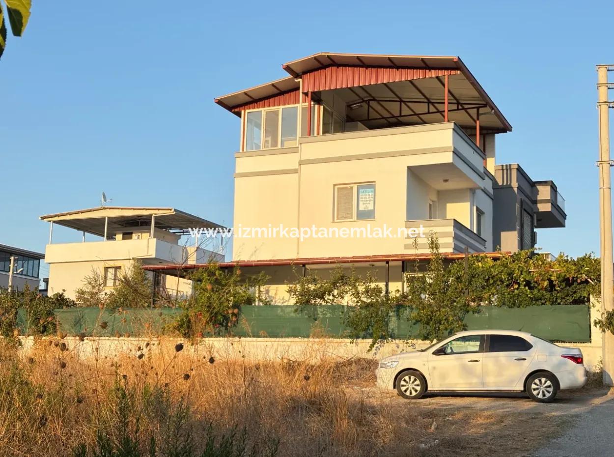 Doğanbey De Müstakil Otoparklı Bahçeli 4+1 Satılık Tripleks