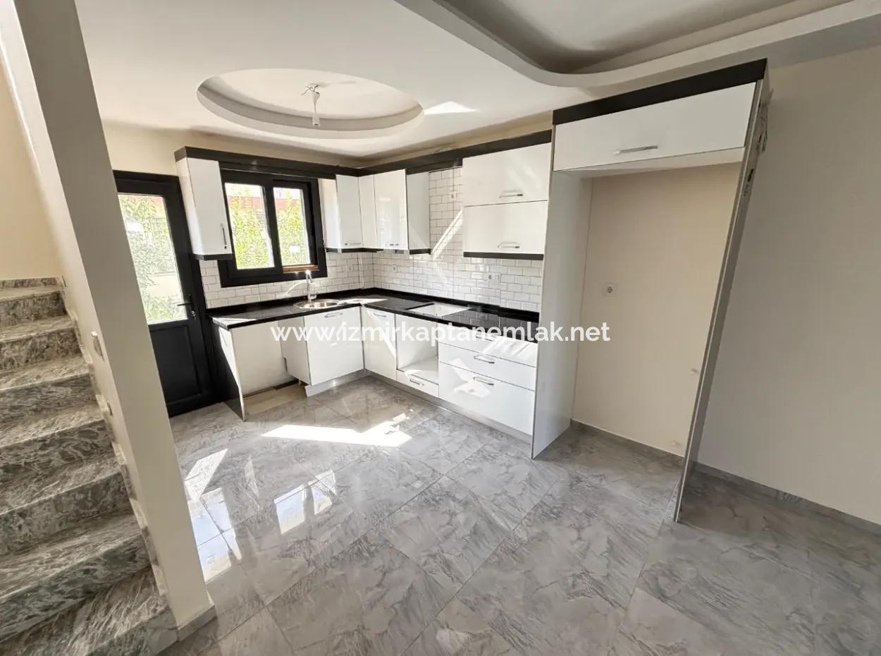 Doğanbey Merkez De Geniş Yapılı Ferah 3+1 Satılık Villa