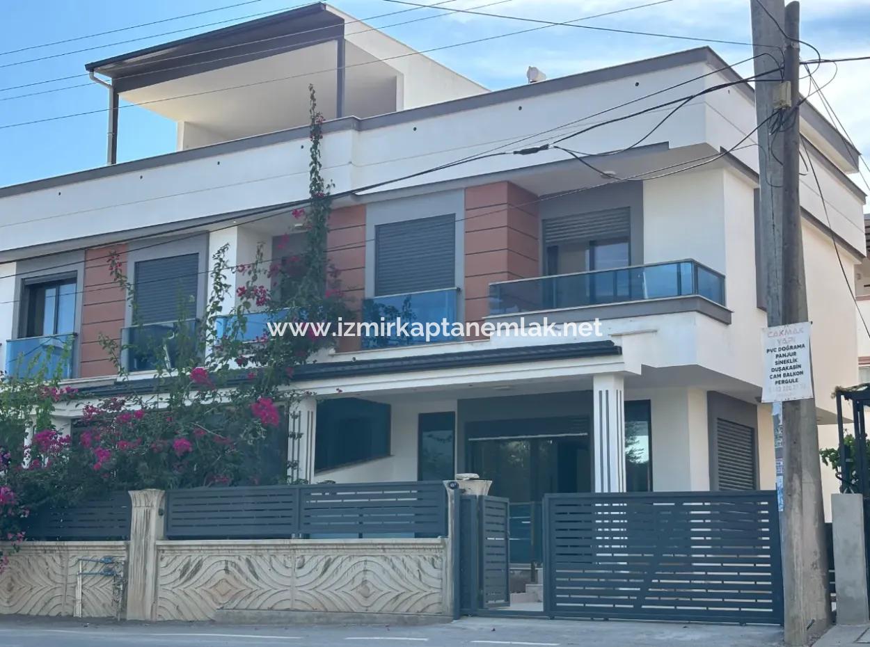 Doğanbey De Plaja 500 M Otoparklı Bahçeli 3+1 Satılık Villa