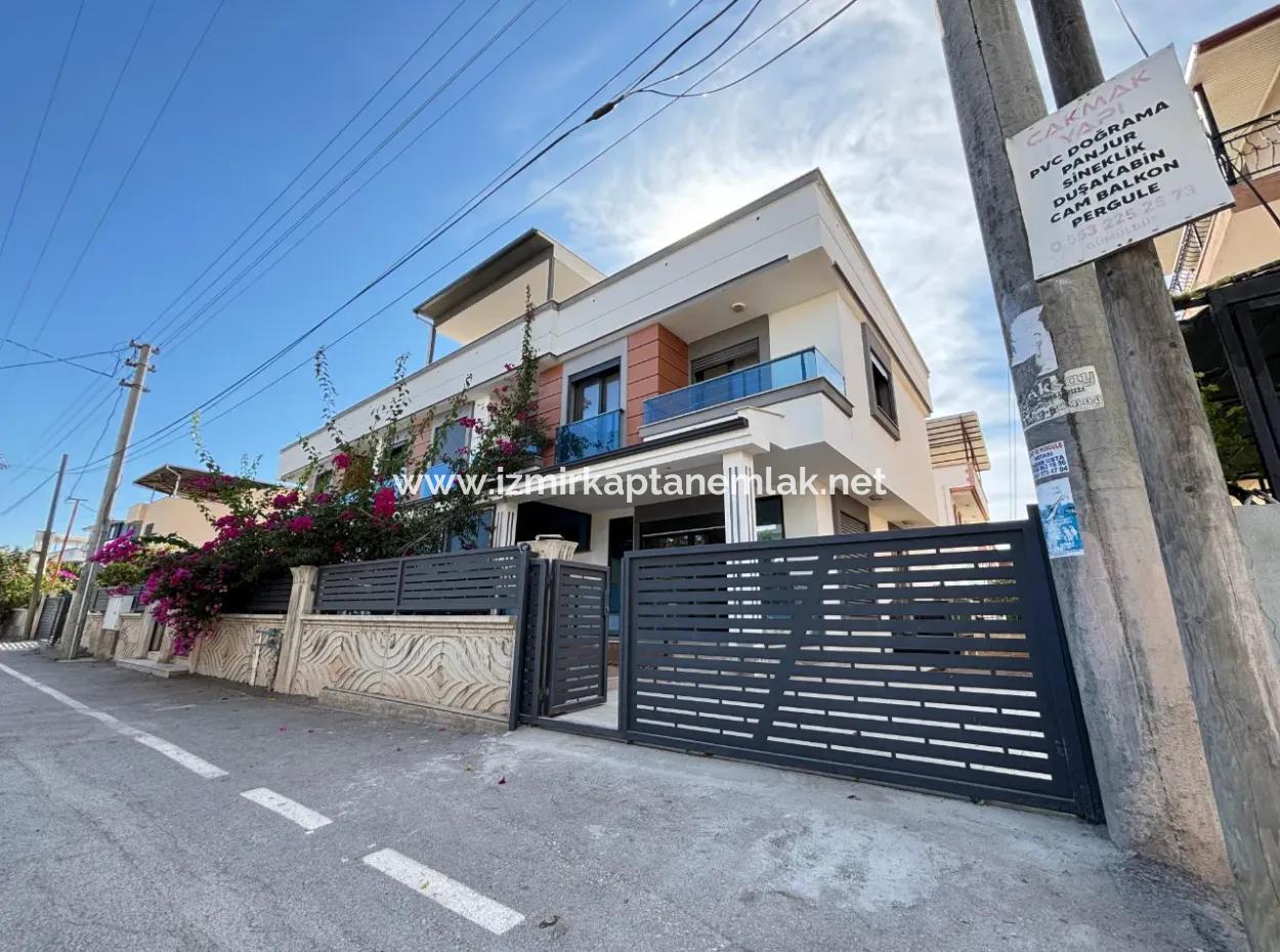Doğanbey De Plaja 500 M Otoparklı Bahçeli 3+1 Satılık Villa