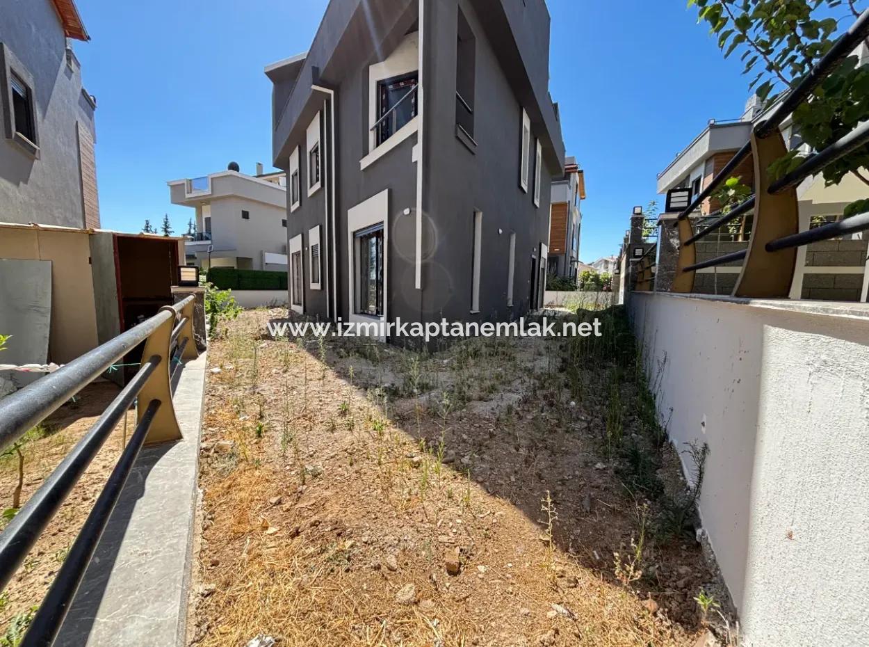 Özdere Merkezi Konum Da Bahçeli Ayrı Mutfaklı 3+1 Satılık Villa