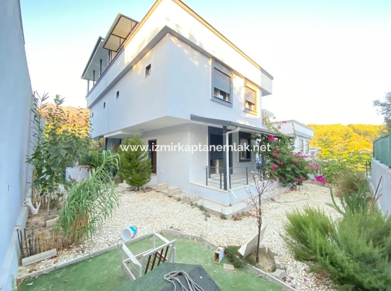 Seferihisar Ürkmez De Bahçeli Havadar 3+1 Satılık Villa