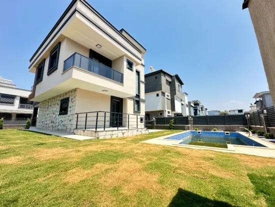 Doğanbeyde 300M2 Brüt Bağımsız Havuzlu Geniş Satılık 3+1 Villa