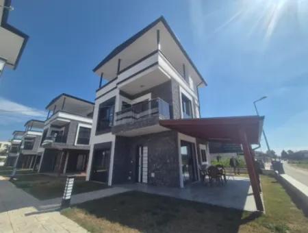 İzmir Seferihisar Cumhuriyet Mah.havuzlu Site İçinde 3+1 Satılık Yazlık