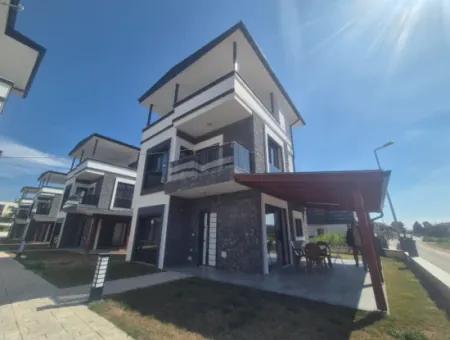 İzmir Seferihisar Cumhuriyet Mah.havuzlu Site İçinde 3+1 Satılık Yazlık