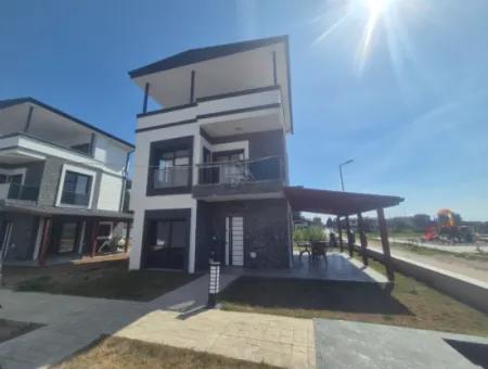 İzmir Seferihisar Cumhuriyet Mah.havuzlu Site İçinde 3+1 Satılık Yazlık