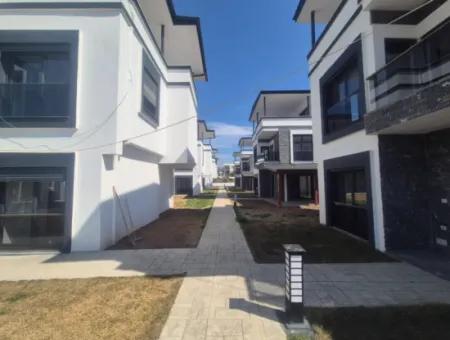 İzmir Seferihisar Cumhuriyet Mah.havuzlu Site İçinde 3+1 Satılık Yazlık
