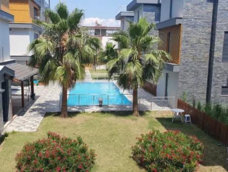 İzmir,Seferihisar,Payamlı’da 3+1 Havuzlu Site İçerisinde  Satılık Trıbleks Yazlık