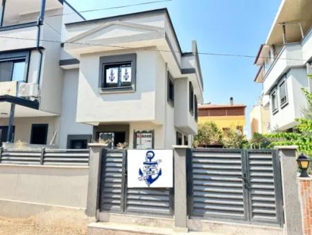 Doğanbey Merkezde Plaja 400M Bahçeli Satılık 3+1 Villa