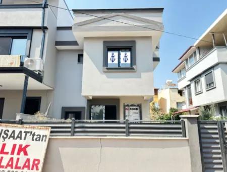 Doğanbey Merkezde Plaja 400M Bahçeli Satılık 3+1 Villa
