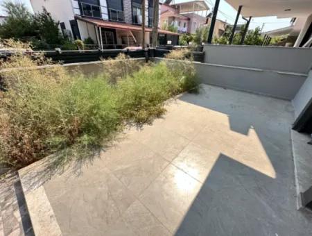 Doğanbey Merkezde Plaja 400M Bahçeli Satılık 3+1 Villa
