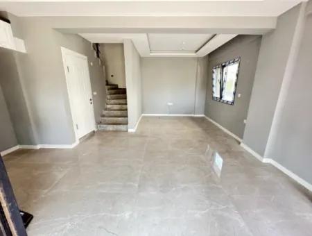 Doğanbey Merkezde Plaja 400M Bahçeli Satılık 3+1 Villa