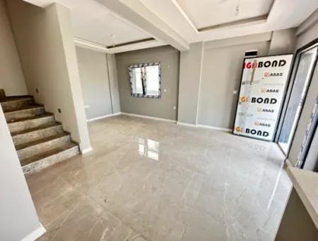 Doğanbey Merkezde Plaja 400M Bahçeli Satılık 3+1 Villa