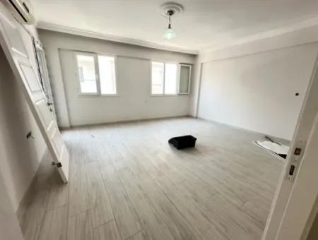 Ürkmez Merkez De Masrafsız Plaja 150M Satılık 2+1 Daire