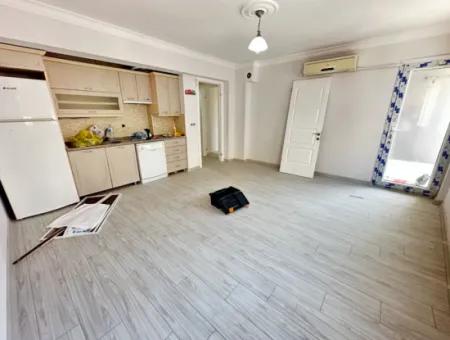 Ürkmez Merkez De Masrafsız Plaja 150M Satılık 2+1 Daire