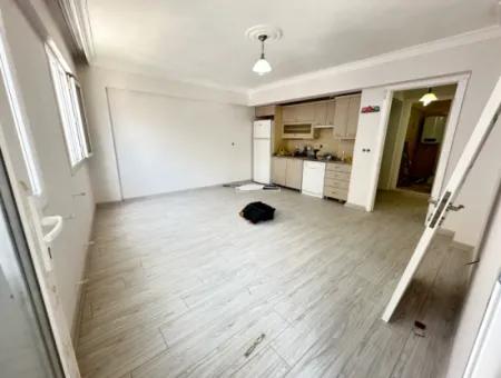 Ürkmez Merkez De Masrafsız Plaja 150M Satılık 2+1 Daire
