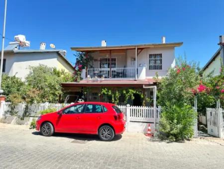Ürkmez Deniz Tarafın Da Plaja 200M Satılık 3+1 Bahçeli Villa