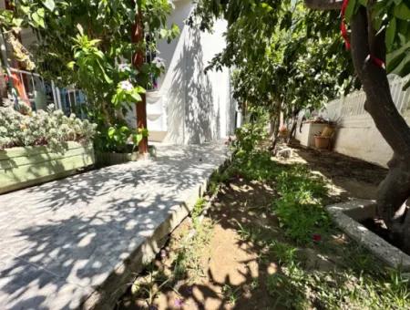 Ürkmez Deniz Tarafın Da Plaja 200M Satılık 3+1 Bahçeli Villa
