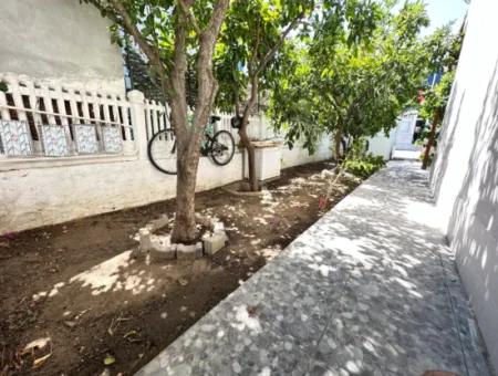 Ürkmez Deniz Tarafın Da Plaja 200M Satılık 3+1 Bahçeli Villa