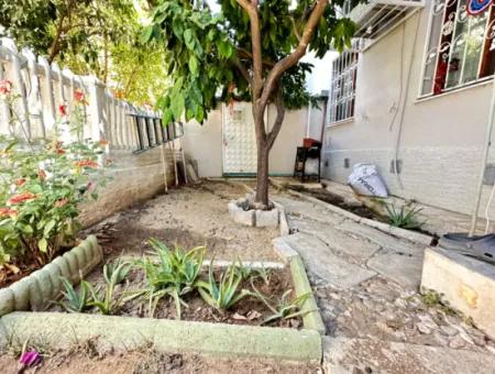 Ürkmez Deniz Tarafın Da Plaja 200M Satılık 3+1 Bahçeli Villa