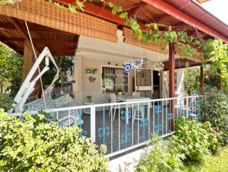 Ürkmez Deniz Tarafın Da Plaja 200M Satılık 3+1 Bahçeli Villa