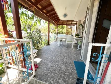 Ürkmez Deniz Tarafın Da Plaja 200M Satılık 3+1 Bahçeli Villa