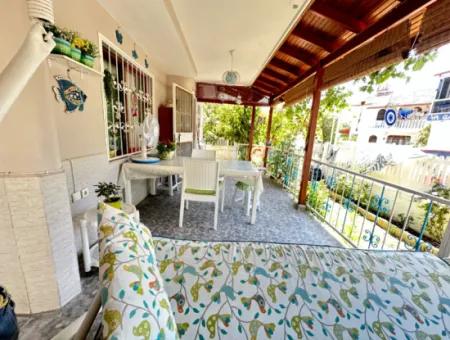 Ürkmez Deniz Tarafın Da Plaja 200M Satılık 3+1 Bahçeli Villa