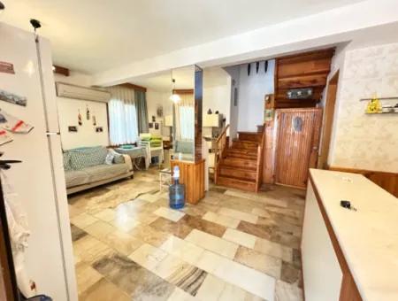Ürkmez Deniz Tarafın Da Plaja 200M Satılık 3+1 Bahçeli Villa