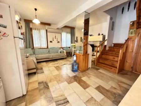 Ürkmez Deniz Tarafın Da Plaja 200M Satılık 3+1 Bahçeli Villa