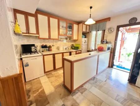 Ürkmez Deniz Tarafın Da Plaja 200M Satılık 3+1 Bahçeli Villa