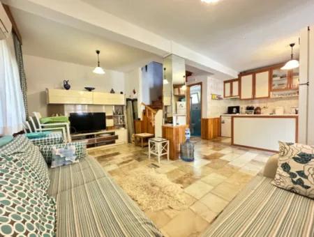 Ürkmez Deniz Tarafın Da Plaja 200M Satılık 3+1 Bahçeli Villa