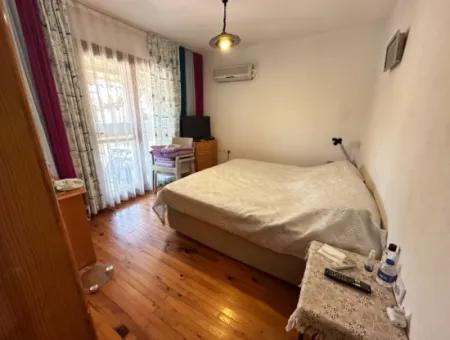 Ürkmez Deniz Tarafın Da Plaja 200M Satılık 3+1 Bahçeli Villa
