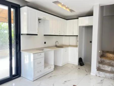 Doğanbey Merkezde Plaja 400M Bahçeli Satılık 4+1 Villa