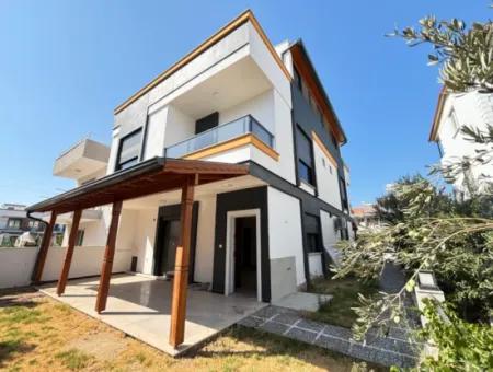 Doğanbey De Geniş Yapılı Bahçeli 3+1 Satılık Villa