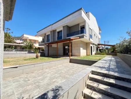 Özdere De Plaja 500 M Otoparklı Geniş Bahçeli 3+1 Satılık Villa